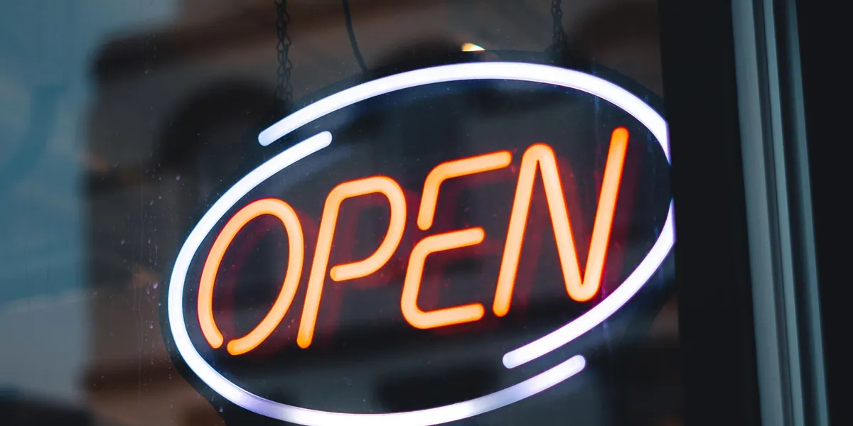 Φωτεινή πινακίδα OPEN στη βιτρίνα το βράδυ