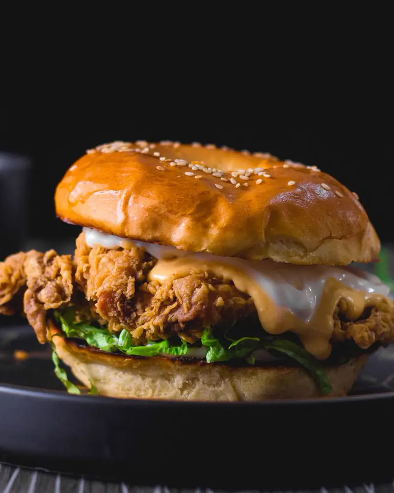 Τραγανό burger κοτόπουλο με λιωμένο τυρί σε ψωμί μπριός